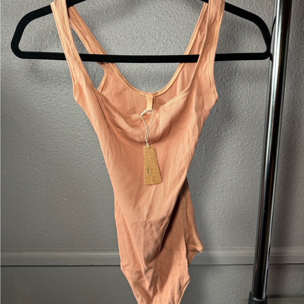 SKIMS Bodysuit XS Sedona BNWT Ribbed